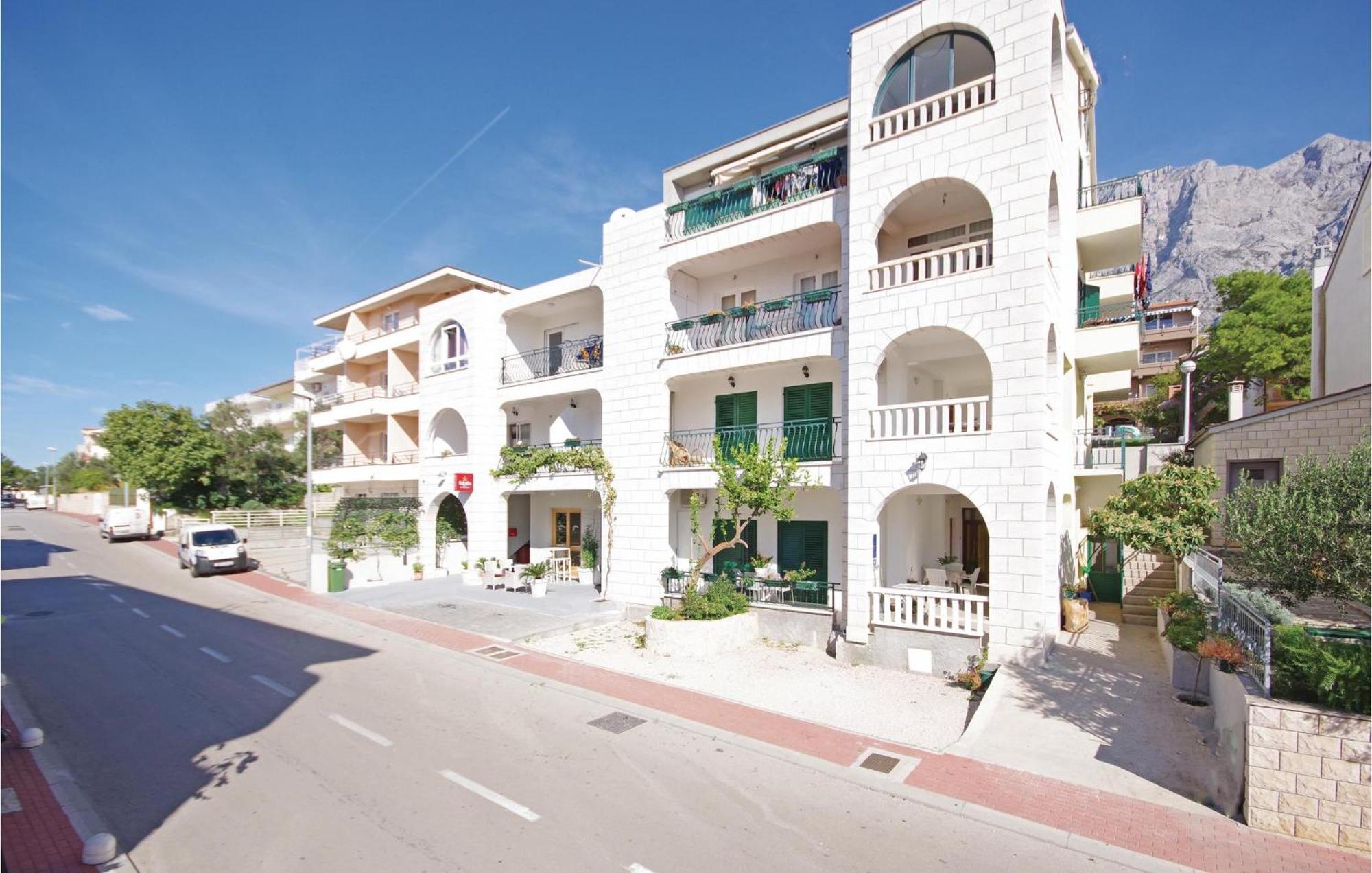 Cozy Apartment In Makarska With Kitchen Exterior foto